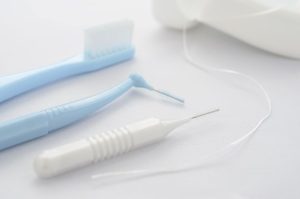 木更津氏清見台の歯科医院、清見台いしい歯科では、患者様のお口に合ったサイズや形状のデンタルフロス、歯間ブラシをご紹介しています。