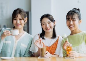 木更津市清見台の歯医者・歯科医院、清見台いしい歯科では、毎日の飲み物や習慣から起こる酸蝕症などのお口のトラブルにも対応しています。家庭でできるケアと医院での定期的なチェックを組み合わせ、患者さま一人ひとりに合わせた方法で、健康な歯を長く守ります。