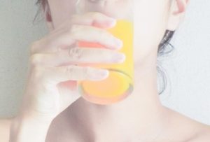 木更津市清見台の歯医者・歯科医院、清見台いしい歯科では、毎日の飲み物や習慣から起こる酸蝕症などのお口のトラブルにも対応しています。家庭でできるケアと医院での定期的なチェックを組み合わせ、患者さま一人ひとりに合わせた方法で、健康な歯を長く守ります。