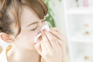 木更津市清見台の歯医者・歯科医院、清見台いしい歯科では、花粉症による口呼吸で唾液が減少していないかを丁寧に確認し、むし歯や歯周病のリスクを抑えられるようサポートしています。お口の乾燥やネバつきが気になる方はもちろん、症状がはっきりしない場合でも、どうぞお気軽にご相談ください。